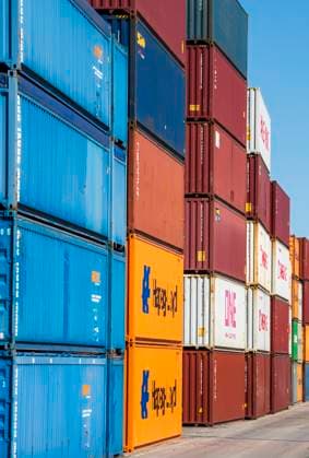 Viele Container im Umschlagbahnhof Viele Container warten im Umschlagbahnhof auf den Weitertransport *** Many containers in the transshipment station Many containers are waiting in the transshipment station for onward transportation