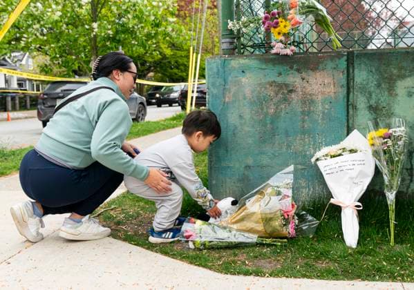 News Bilder des Tages April 27, 2025, Vancouver, Bc, CANADA: A young child and his mother leave a teddy bear and flowers, near the location where a vehicle drove into crowd at a street festival, in Vancouver, Sunday April 27, 2025. Members of the community are sharing their shock and devastation in the wake of a car-ramming attack at a Vancouver street festival that left 11 people dead and dozens more injured. Vancouver CANADA  - ZUMAc35_ 20250427_zaf_c35_027 Copyright: xRichxLamx