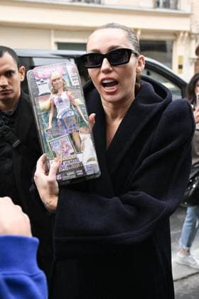 Bilder des Jahres 2025, Entertainment 04 April Entertainment Themen der Woche KW17 Entertainment Bilder des Tages Miley Cyrus walks out of her hotel in Paris Miley Cyrus walks out of her hotel in Paris on April 27, 2025 Yehiel Chekroune Bestimage Miley Cyrus walks out of her hotel in Paris on April 27, 2025 Paris France  Copyright: xYehielxChekrounex xBestimagexYehielxChekrounex xBestimagex