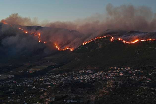 Bilder des Jahres 2025, News 04 April News Themen der Woche KW17 News Bilder des Tages S?dafrika, Brand im Tafelberg-Nationalpark in Kapstadt Fire in Cape Town, South Africa A fire stretches across the Table Mountain National Park above Noordhoek, Cape Town, South Africa, on April 27, 2025. Fire fighters battled an extensive blaze that spread rapidly across the mountainous regions of Cape Town skirting suburbs but destroying large areas of Fynbos vegetation, flora and fauna in the reserve. Cape Town South Africa Copyright: xMatrixxImagesx xNicxBothmax 