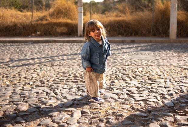 Creative Highlights Symbolfotos Child Standing on Cobblestone Street in Afternoon Light San Miguel de Allende, Guanajuato, Mexico R_WDJM250425-1718133-01 ,model released, Symbolfoto