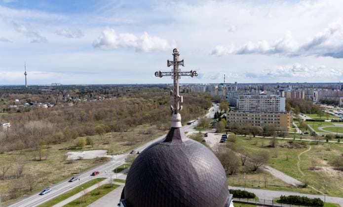 25.04.2025, Tallinn. The Estonian Orthodox Church of the Moscow Patriarchate. Church of the Quick to Hearken Icon of the Mother of God. Photo Eero Vabamägi, Postimees Tallinn Harjumaa Estonia 1EV25APR25A7  Copyright: xEeroxVabamägix Aerial view of a Russian Orthodox cross with Soviet apartment building in the background