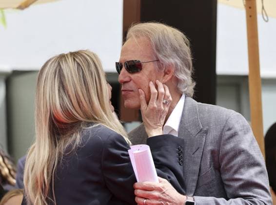 Michelle Pfeiffer und David E. Kelley bei der TCM Handabdruck und Fußabdruck Zeremonie zu Ehren von Michelle Pfeiffer im TCL Chinese Theatre IMAX in Hollywood, USA am 25. April 2025, Hollywood, CA, USA, Hollywood, Kalifornien, USA, Nordamerika Michelle Pfeiffer and David E. Kelley at TCM Hosts Handprint And Footprint Ceremony Honoring Michelle Pfeiffer held at the TCL Chinese Theatre IMAX in Hollywood, USA on April 25, 2025, Hollywood, CA, USA, Hollywood, California, USA, North America Copyright: imageBROKER Lumeimages ibltuj13292803.jpg