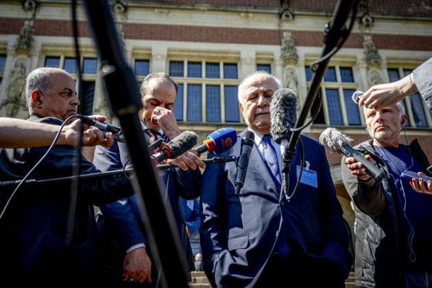 Bilder des Jahres 2025, News 04 April News Themen der Woche KW18 THE HAGUE - Riyad Mansour and Ammar Hijazi of the Palestinian Authority addresses the press after the first day of hearings at the International Court of Justice. The Peace Palace is hearing the case on Israel s humanitarian obligations against Palestinians. A total of 45 plaintiffs allege the Israeli government is blocking access to aid supplies in Gaza. ANP ROBIN UTRECHT netherlands out - belgium out  Copyright: xx x525467255x originalFilename: 525467255.jpg