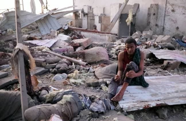 Bilder des Jahres 2025, News 04 April News Bilder des Tages (250428) -- SANAA, April 28, 2025 -- This video screenshot shows an injured man waiting for rescue at a detention center in Saada province, Yemen, April 28, 2025. The death toll from Monday s U.S. airstrikes on a detention center in northern Yemen has risen to 68, with 47 injured, reported the Houthi-run Al-Masirah TV. (Houthi Media Center Handout via Xinhua) (SpotNews)YEMEN-SANAA-U.S. AIR RAIDS-DEATH TOLL Mohammed 