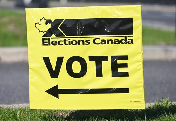 April 28, 2025, Chambly, Pq, Canada: An Elections Canada sign points the way to a polling station on federal election day in Chambly, Que., Monday, April 28, 2025. Chambly Canada  - ZUMAc35_ 20250428_zaf_c35_003 Copyright: xGrahamxHughesx
