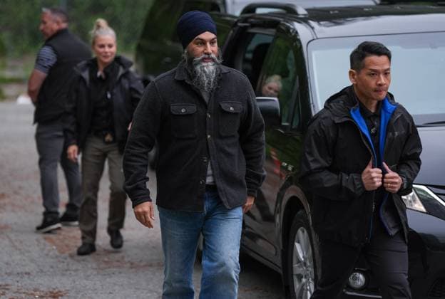 April 28, 2025, Port Moody, Bc, CANADA: NDP Leader Jagmeet Singh arrives for a sign waving campaign event with Port Moody-Coquitlam NDP candidate Bonita Zarrillo and volunteers on election day, in Port Moody, B.C., on Monday, April 28, 2025. Port Moody CANADA  - ZUMAc35_ 20250428_zaf_c35_020 Copyright: xDarrylxDyckx