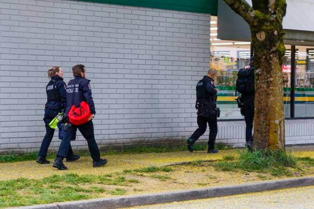 April 28, 2025, Vancouver, Vancouver, Bc, Canada: People are paying their respects around the flower memorial where a car drove into a crowd of people during the Lapu Lapu Festival on April 27, 2025, in Vancouver, Canada. Police said a 30-year-old man drove his car into a crowd at a Filipino street festival, killing at least eleven people and injuring multiple others. ( ) Vancouver Canada - ZUMAp175 1061482944st Copyright: xTomazxJr Pximagesx