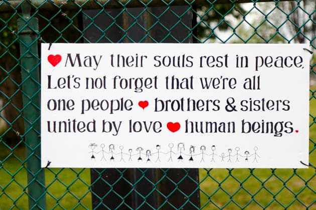 April 28, 2025, Vancouver, Vancouver, Bc, Canada: A sign saying May their souls rest in peace, let s not forget that we re all one people brothers & sisters united by love human beings is seen near the scene where a car drove into a crowd of people during the Lapu Lapu Festival on April 27, 2025, in Vancouver, Canada. Police said a 30-year-old man drove his car into a crowd at a Filipino street festival, killing at least eleven people and injuring multiple others. ( ) Vancouver Canada - ZUMAp175 1061482956st Copyright: xTomazxJr Pximagesx