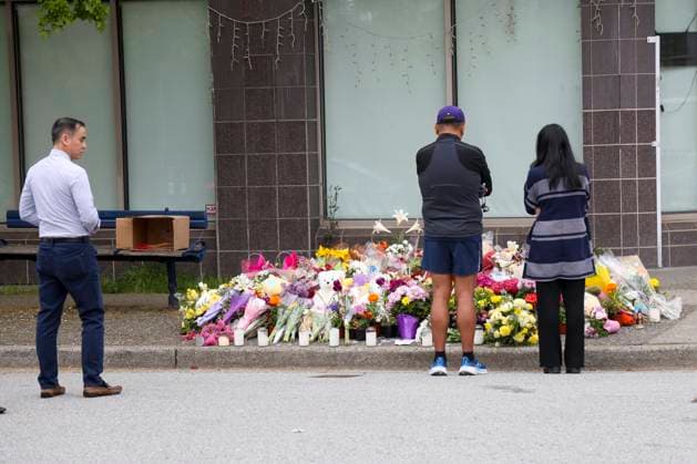 April 28, 2025, Vancouver, Vancouver, Bc, Canada: People are paying their respects around the flower memorial where a car drove into a crowd of people during the Lapu Lapu Festival on April 27, 2025, in Vancouver, Canada. Police said a 30-year-old man drove his car into a crowd at a Filipino street festival, killing at least eleven people and injuring multiple others. ( ) Vancouver Canada - ZUMAp175 1061483012st Copyright: xTomazxJr Pximagesx