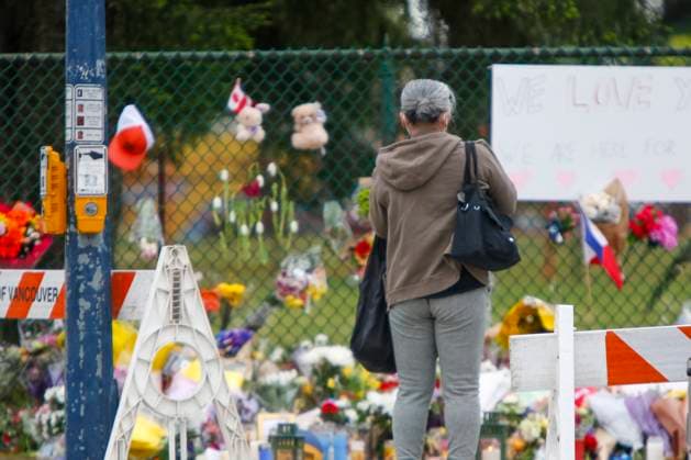 April 28, 2025, Vancouver, Vancouver, Bc, Canada: People are paying their respects around the flower memorial where a car drove into a crowd of people during the Lapu Lapu Festival on April 27, 2025, in Vancouver, Canada. Police said a 30-year-old man drove his car into a crowd at a Filipino street festival, killing at least eleven people and injuring multiple others. ( ) Vancouver Canada - ZUMAp175 1061483104st Copyright: xTomazxJr Pximagesx