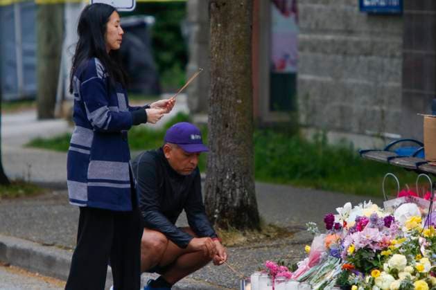 April 28, 2025, Vancouver, Vancouver, Bc, Canada: People are paying their respects around the flower memorial where a car drove into a crowd of people during the Lapu Lapu Festival on April 27, 2025, in Vancouver, Canada. Police said a 30-year-old man drove his car into a crowd at a Filipino street festival, killing at least eleven people and injuring multiple others. ( ) Vancouver Canada - ZUMAp175 1061483106st Copyright: xTomazxJr Pximagesx