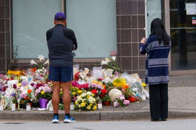 News Bilder des Tages April 28, 2025, Vancouver, Vancouver, Bc, Canada: A flower memorial is seen near the scene where a car drove into a crowd of people during the Lapu Lapu Festival on April 27, 2025, in Vancouver, Canada. Police said a 30-year-old man drove his car into a crowd at a Filipino street festival, killing at least eleven people and injuring multiple others. ( ) Vancouver Canada - ZUMAp175 1061483108st Copyright: xTomazxJr Pximagesx