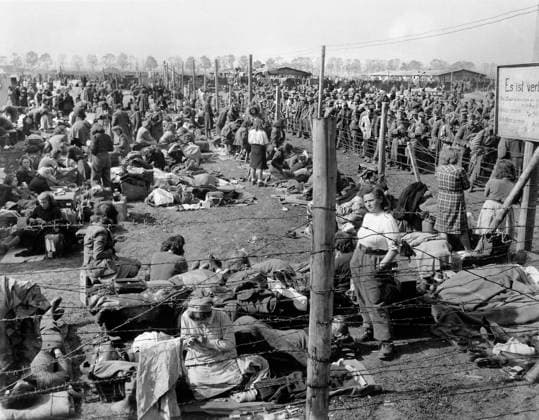 Archivbilder der Woche KW15 May 8, 1945, Regansburg, Germany: Female members of the Wehrmacht are among the inmates of the Third U.S. Army prisoner of war enclosure, Regansburg, Germany, U.S. Army Signal Corps, May 8, 1945 Regansburg Germany - ZUMAg145 19450508_aza_g145_001 Copyright: xJTxVintagex