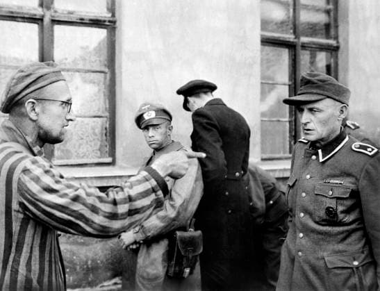 Archivbilder der Woche KW18 May 14, 1945, Germany: Russian slave laborer among prisoners liberated by U.S, 3rd Armored Division pointing out former Nazi guard who brutally beat prisoners, Germany, U.S. Army Signal Corps, May 1945 Germany - ZUMAg145 19450514_aza_g145_001 Copyright: xJTxVintagex