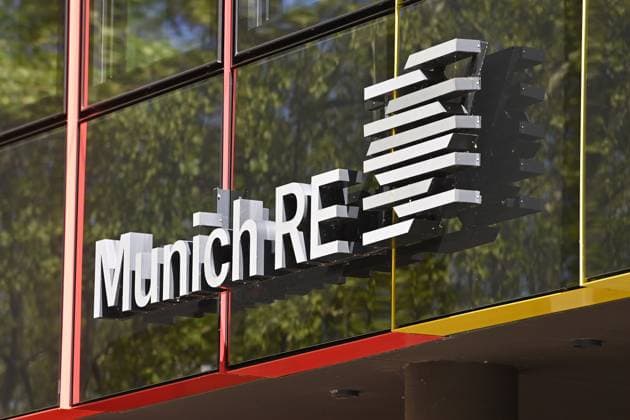 Schriftzug,Firmenlogo,Logo in Muenchen Schwabing. Gebaeude,Fassade. Munich Re Group,Rueckversicherung. *** lettering,company logo,logo in Munich Schwabing building,facade Munich Re Group,reinsurance