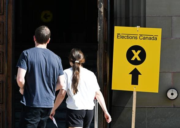 2025 Federal Election In Canada OTTAWA, CANADA APRIL 28: People arrive at a polling station to cast their ballots on federal election day in Ottawa, Ontario, Canada, on April 28, 2025. Edmonton Canada  Copyright: xArturxWidakx originalFilename: widak-2025fede250428_npZUM.jpg
