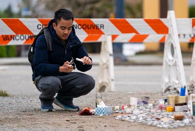 News Bilder des Tages April 28, 2025, Vancouver, Bc, CANADA: A man lights a candle at a memorial site for the victims of an attack where a car drove through a crowd killing multiple people Saturday night in Vancouver, Monday April 28, 2025. Vancouver CANADA  - ZUMAc35_ 20250428_zaf_c35_059 Copyright: xRichxLamx