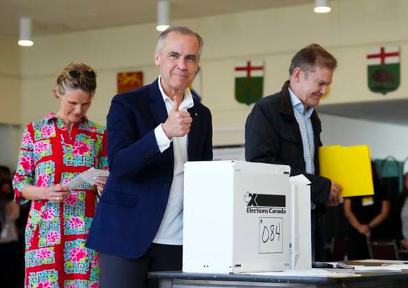 News Bilder des Tages April 28, 2025, Ottawa, Ontario, Canada: Liberal Leader Mark Carney votes with his wife DIANA FOX Carney. Canadians are voting Monday that will decide the country s next leader. Ottawa Canada  - ZUMAc35_ 20250428_zaf_c35_031 Copyright: xSeanxKilpatrickx