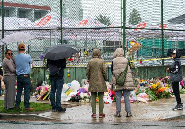 April 28, 2025, Vancouveer, Bc, CANADA: Members of the Filipino community gather at a memorial site for the victims of an incident where a car drove through a crowd killing multiple people in Vancouver, Monday April 28, 2025. Tents from the Lapu Lapu festival remain up behind police lines. Vancouveer CANADA  - ZUMAc35_ 20250428_zaf_c35_061 Copyright: xRichxLamx