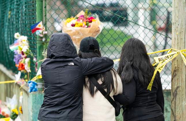 April 28, 2025, Vancouveer, Bc, CANADA: Members of the public gather at a memorial site for the victims of an incident where a car drove through a crowd killing multiple people in Vancouver, Monday April 28, 2025. Vancouveer CANADA  - ZUMAc35_ 20250428_zaf_c35_062 Copyright: xRichxLamx