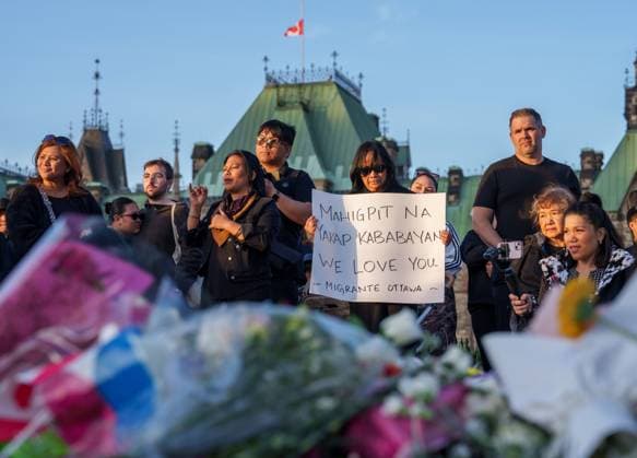 News Bilder des Tages April 28, 2025, Ottawa, On, Canada: People listen to community members speak during a vigil on Parliament Hill for the victims of an attack that killed 11 people at a Vancouver Filipino heritage festival on Saturday, in Ottawa, on Monday, April 28, 2025. Ottawa Canada  - ZUMAc35_ 20250428_zaf_c35_083 Copyright: xChrisxTanouyex