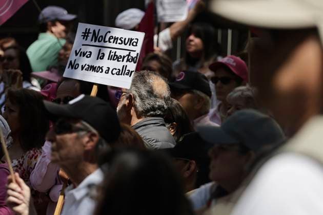 April 28, 2025, Mexico, Cdmx, Mexico: Outside the Senate of the Republic, protesters speak out against censorship and in favor of freedom of expression and information. This is due to a law that President CLAUDIA SHEINBAUM intends to implement. The president herself clarified that it is a bill to prohibit foreign ideological or political propaganda in Mexico. Mexico Mexico - ZUMAp204 20250428_zip_p204_002 Copyright: xJosuexPerezx