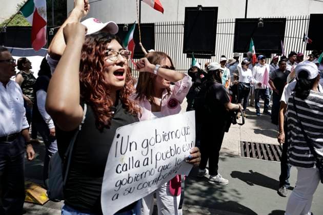 April 28, 2025, Mexico, Cdmx, Mexico: Outside the Senate of the Republic, protesters speak out against censorship and in favor of freedom of expression and information. This is due to a law that President CLAUDIA SHEINBAUM intends to implement. The president herself clarified that it is a bill to prohibit foreign ideological or political propaganda in Mexico. Mexico Mexico - ZUMAp204 20250428_zip_p204_005 Copyright: xJosuexPerezx