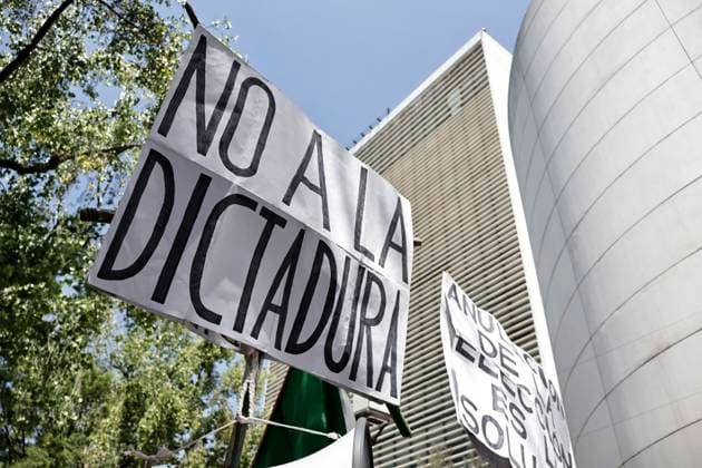 April 28, 2025, Mexico, Cdmx, Mexico: Outside the Senate of the Republic, protesters speak out against censorship and in favor of freedom of expression and information. This is due to a law that President CLAUDIA SHEINBAUM intends to implement. The president herself clarified that it is a bill to prohibit foreign ideological or political propaganda in Mexico. Mexico Mexico - ZUMAp204 20250428_zip_p204_006 Copyright: xJosuexPerezx