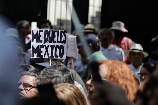 April 28, 2025, Mexico, Cdmx, Mexico: Outside the Senate of the Republic, protesters speak out against censorship and in favor of freedom of expression and information. This is due to a law that President CLAUDIA SHEINBAUM intends to implement. The president herself clarified that it is a bill to prohibit foreign ideological or political propaganda in Mexico. Mexico Mexico - ZUMAp204 20250428_zip_p204_003 Copyright: xJosuexPerezx