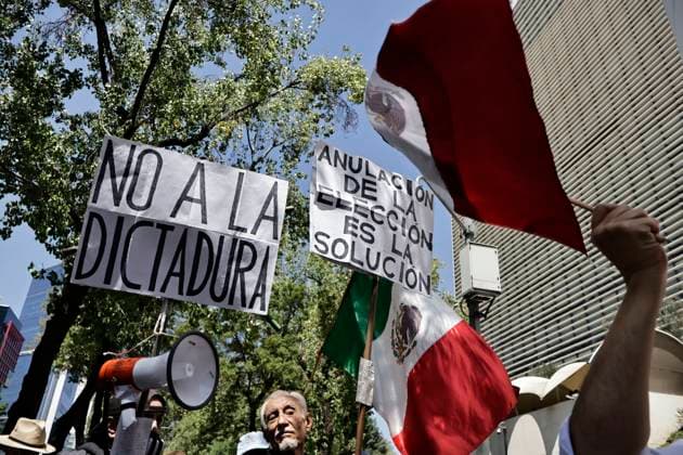 April 28, 2025, Mexico, Cdmx, Mexico: Outside the Senate of the Republic, protesters speak out against censorship and in favor of freedom of expression and information. This is due to a law that President CLAUDIA SHEINBAUM intends to implement. The president herself clarified that it is a bill to prohibit foreign ideological or political propaganda in Mexico. Mexico Mexico - ZUMAp204 20250428_zip_p204_004 Copyright: xJosuexPerezx