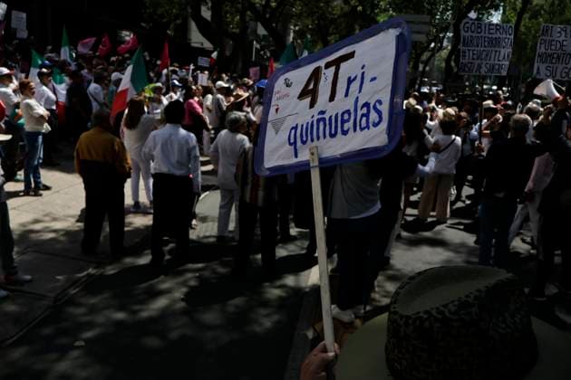 April 28, 2025, Mexico, Cdmx, Mexico: Outside the Senate of the Republic, protesters speak out against censorship and in favor of freedom of expression and information. This is due to a law that President CLAUDIA SHEINBAUM intends to implement. The president herself clarified that it is a bill to prohibit foreign ideological or political propaganda in Mexico. Mexico Mexico - ZUMAp204 20250428_zip_p204_008 Copyright: xJosuexPerezx
