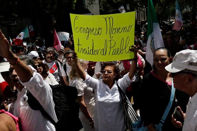 April 28, 2025, Mexico, Cdmx, Mexico: Outside the Senate of the Republic, protesters speak out against censorship and in favor of freedom of expression and information. This is due to a law that President CLAUDIA SHEINBAUM intends to implement. The president herself clarified that it is a bill to prohibit foreign ideological or political propaganda in Mexico. Mexico Mexico - ZUMAp204 20250428_zip_p204_015 Copyright: xJosuexPerezx