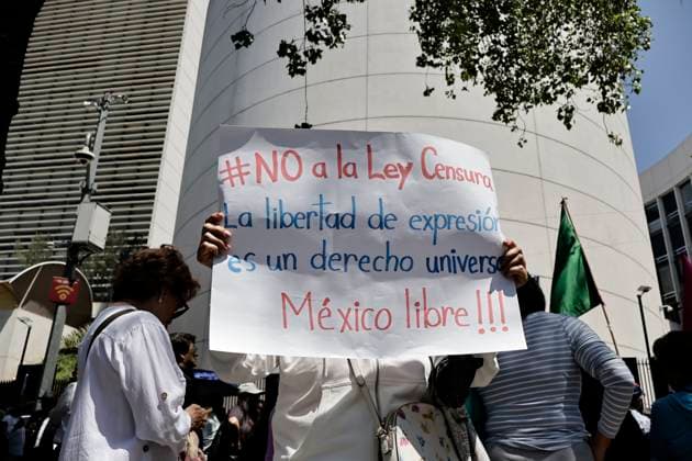 April 28, 2025, Mexico, Cdmx, Mexico: Outside the Senate of the Republic, protesters speak out against censorship and in favor of freedom of expression and information. This is due to a law that President CLAUDIA SHEINBAUM intends to implement. The president herself clarified that it is a bill to prohibit foreign ideological or political propaganda in Mexico. Mexico Mexico - ZUMAp204 20250428_zip_p204_016 Copyright: xJosuexPerezx