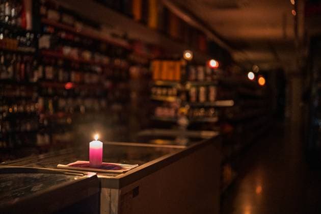 Bilder des Jahres 2025, News 04 April News Bilder des Tages (250429) -- BARCELONA, April 29, 2025 -- A burning candle is pictured at a grocery store during a power outage in Barcelona, Spain, April 28, 2025. A massive blackout swept across Spain and Portugal on Monday, leaving large parts of both countries without electricity and causing widespread disruption. Spain s electricity grid operator, Red Electrica, confirmed widespread power outages across the country. The company said it was working to restore electricity supplies and to analyze the causes of the blackout. All resources are being dedicated to solving it, Red Electrica said in a post on X. (Photo by Xinhua) SPAIN-MAJOR POWER OUTAGE-AFTERMATH JoanxGosa 