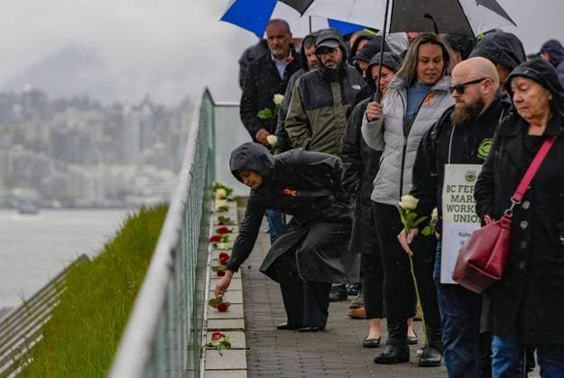News Bilder des Tages 250428 -- VANCOUVER, April 28, 2025 -- A woman places a rose in front of a memorial glass panel during the National Day of Mourning event in Vancouver, British Columbia, Canada, on April 28, 2025. The National Day of Mourning is observed annually in Canada on April 28 to commemorate people who have lost their lives, suffered injury or illness on the job, or experienced a work-related tragedy, and to raise awareness of health and safety in the workplace. Photo by Xinhua CANADA-VANCOUVER-NATIONAL DAY OF MOURNING LiangxSen  CANADA-VANCOUVER-NATIONAL DAY OF MOURNING IMAGO LiangxSen  imago images 1061492878