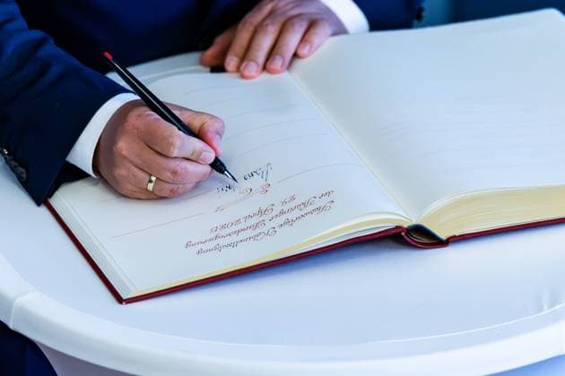 28.04.2025, GER, News Politik, Auswärtige Kabinettsitzung in Gotha im Vorfeld des Thüringentages Im Bild Mario Voigt Das Thüringer Kabinett während ihrer auswärtigen Sitzung in Gotha unter dem Anlass des bevorstehenden Thüringentages. Unter dem Motto Feiern unterm Friedenstein wird die Stadt Gotha vom 2.-4. Mai 2025 Gastgeber des Landesfestes sein. Im Anschluss folgte der Presserundgang gemeinsam mit Mario Voigt und Gothas Oberbürgermeister Knut Kreuch rund um den Oberen Hauptmarkt Denkmal Ernst der Fromme geben, wo die Aufbauarbeiten für den Thüringentag laufen (Themen u.a. Programm Thüringentag, Highlights, Sicherheitskonzept). 99867 Gotha Ehemaliges Landschaftshaus, Schl Thüringen Deutschland *** 28 04 2025, GER, New