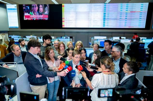 Bilder des Jahres 2025, News 04 April News Themen der Woche KW18 Almeida monitors the blackout from the Integrated Security and Emergency Center CISEM The Mayor of Madrid, José Luis Martínez Almeida, attends the media upon his arrival at the Integrated Security and Emergency Center CISEM , on April 29, 2025, in Madrid Spain Almeida has visited the CISEM to monitor the situation caused by the lack of electricity supply that caused yesterday, April 28, a general blackout in much of the peninsula 29 APRIL 2025 Madrid Madrid Madrid Spain  Copyright: xAlbertoxOrtegax 6684501