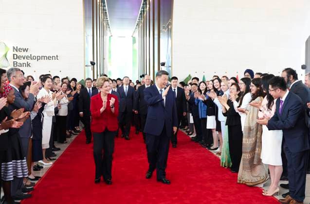 News Themen der Woche KW18 (250429) -- SHANGHAI, April 29, 2025 -- Chinese President Xi Jinping visits the New Development Bank and meets with Dilma Rousseff, president of the institution, in Shanghai, east China, April 29, 2025. ) CHINA-SHANGHAI-XI JINPING-NEW DEVELOPMENT BANK-VISIT (CN) HuangxJingwen 