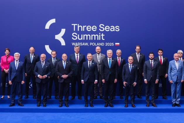News Themen der Woche KW18 News Bilder des Tages Three Seas Initiative Summit In Warsaw, Poland Polish President Andrzej Duda, Croatian Prime Minister Andrej Plenkovic, Lithuanian President Gitanas Nauseda, Greek Foreign Minister Giorgos Gerapetritis, Estonian President Alar Karis, Czech President Petr Pavel, Slovenian Minister of Infrastructure Alenka Bratusek, Bulgarian President Rumen Radev, Albania s President Bajram Begaj, President of Hungary Tamas Sulyok and Ambassador of Japan to Poland Akira Kono pose for a family photo during Three Seas Initiative Summit at the Royal Castle in Warsaw, Poland. Warsaw Poland  Copyright: xBeataxZawrzelx originalFilename: zawrzel-threesea250429_npCL1.jpg
