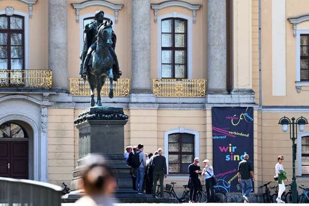 Weimar 29.04.2025, Weimar, Reiterdenkmal Carl August auf dem Platz der Demokratie vor der Hochschule fuer Musik Franz Liszt *** Weimar 29 04 2025, Weimar, Equestrian Monument Carl August on the Platz der Demokratie in front of the Franz Liszt University of Music