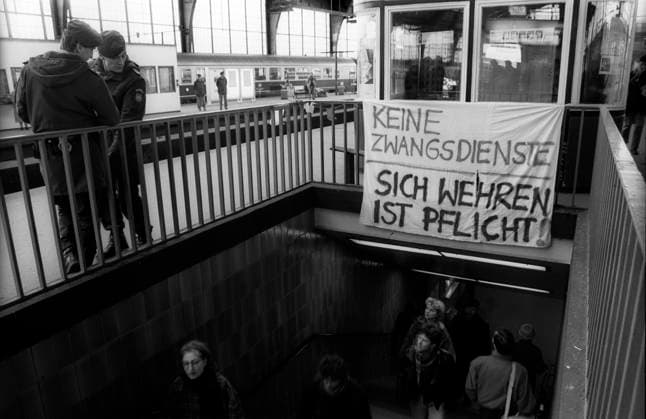 Wehrpflicht Deutschland, Berlin, 01.04.1992, Anti - Wehrpflicht - Plakat auf dem S-Bahnhof Alexanderplatz, Keine Zwangsdienste - sich wehren ist Pflicht, Bundesgrenzschutz auf dem Bahnhof, Â *** Conscription Germany, Berlin, 01 04 1992, Anti conscription poster at Alexanderplatz station, No compulsory service is a duty, Federal Border Guard at the station, Â