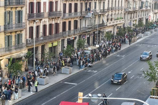 Bilder des Jahres 2025, News 04 April Spain suffers a massive blackout that leaves the country without power for more than 12 hours Dozens of people queue to catch the bus during the blackout, on April 28, 2025, in Barcelona, Catalonia Spain An electrical blackout has hit Spain, Portugal and part of France at 12  Copyright: xAlbertoxParedesx 6685407