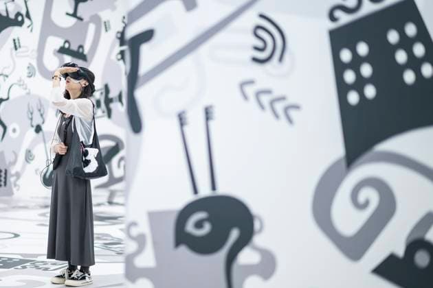 Bilder des Jahres 2025, News 04 April News Bilder des Tages (250429) -- WUHAN, April 29, 2025 -- A visitor takes part in the digital artifact VR experience Bronze Era Odyssey in Wuhan, central China s Hubei Province, April 29, 2025. The Hubei Provincial Museum on Tuesday launched a cinematic-level digital artifact VR experience to commemorate the 60th anniversary of the discovery of the 2,500-year-old Sword of Goujian, which was named after the king of the state of Yue during the Spring and Autumn Period (770-476 BC). The VR experience, titled Bronze Era Odyssey, can accommodate 100 spectators simultaneously in a 30-minute immersive visualization of the museum s iconic artifacts such as the Sword of Goujian and the Bianzhong of Marquis Yi of Zeng. ) CHINA-HUBEI-WUHAN-DIGITAL ARTIFACT-VR EXPERIE 