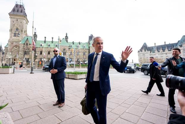 April 29, 2025, Ottawa, On, CAN: Canadian Prime Minister Mark Carney waves as he arrives at the Office of the Prime Minister and Privy Council, the morning after the Liberal Party won the Canadian federal election, in Ottawa on Tuesday, April 29, 2025. Ottawa CAN  - ZUMAc35_ 20250429_zaf_c35_027 Copyright: xJustinxTangx