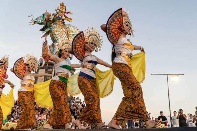 Bilder des Jahres 2025, News 04 April News Bilder des Tages (250429) -- BALI, April 29, 2025 -- Artists perform the traditional Balinese Janger dance to celebrate International Dance Day at Pererenan Beach in Badung Regency, Bali, Indonesia, April 29, 2025. (Photo by Xinhua) INDONESIA-INTERNATIONAL DANCE DAY-ACTIVITIES DickyxBisinglasi 
