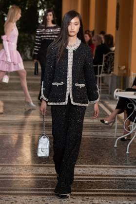 Chanel Cruise 2025 Fashion Show - Runway A model walks the runway at the Chanel Cruise 2025 fashion show at Villa D Este in Como, Italy, on April 29, 2025. Photo by Aurore Marechal ABACAPRESS.COM Como Italy  Copyright: xMarechalxAurore ABACAx