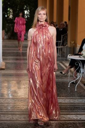 Chanel Cruise 2025 Fashion Show - Runway A model walks the runway at the Chanel Cruise 2025 fashion show at Villa D Este in Como, Italy, on April 29, 2025. Photo by Aurore Marechal ABACAPRESS.COM Como Italy  Copyright: xMarechalxAurore ABACAx