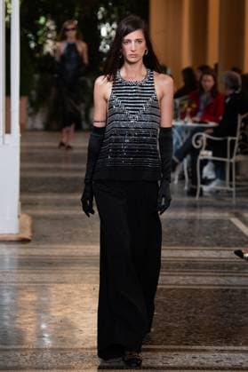 Chanel Cruise 2025 Fashion Show - Runway A model walks the runway at the Chanel Cruise 2025 fashion show at Villa D Este in Como, Italy, on April 29, 2025. Photo by Aurore Marechal ABACAPRESS.COM Como Italy  Copyright: xMarechalxAurore ABACAx