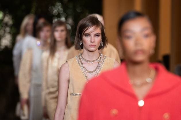 Bilder des Jahres 2025, Entertainment 04 April Entertainment Bilder des Tages Chanel Cruise 2025 Fashion Show - Runway A model walks the runway at the Chanel Cruise 2025 fashion show at Villa D Este in Como, Italy, on April 29, 2025. Photo by Aurore Marechal ABACAPRESS.COM Como Italy  Copyright: xMarechalxAurore ABACAx